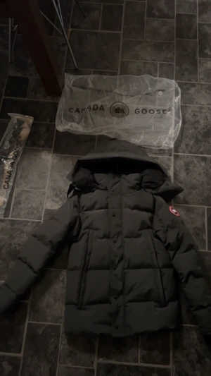 Canada goose jacka - Grå storlek xs men passar s bra