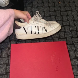 Valentino skor - Valentino skor som köptes i cannes våren 2023 för 6500 kr. Dem är lite slitna men har fortfarande mycket kvar att ge. Kvittot finns tyvärr inte kvar men låda och dustbag tillkommer❤️