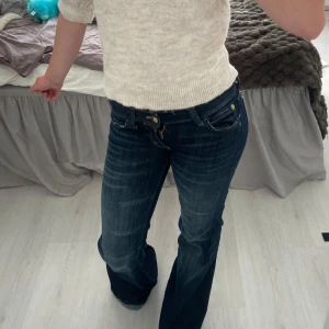 Mörkblå bootcut jeans  - Snygga mörkblå jeans från weekday med bootcut passform och låg midja. Jeansen har klassiska fickor, och en cool tvättad look. Perfekta för dig som gillar en avslappnad men ändå trendig stil. Storlek 25/32, passar mig som 160.🥰se de sista bilderna för små defekter.