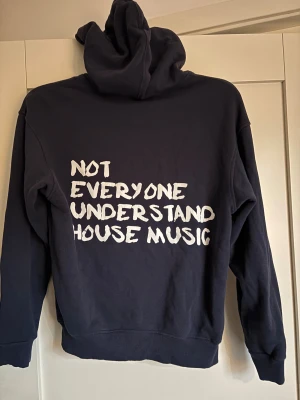 Blå snygg hoodie  - En fett hoodie med nice tryck på ryggen 