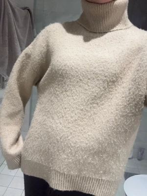 Stickad Begie polotröja  - Såå mjuk och fin polotröja från Monki! XXS men skulle säga att denna är större i storleken mer S❤️ Tyväär ett hål i sömmen (bild 4) men det är inget som syns när man viker ner kragen som den ska vara (bild 5)❤️