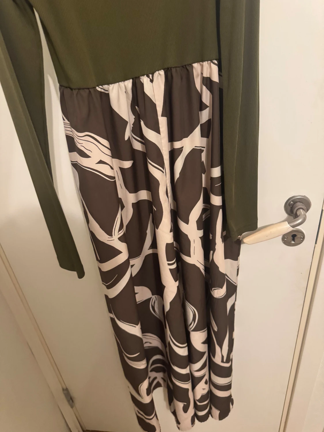 Långklänning med grönt ribbat liv - 3