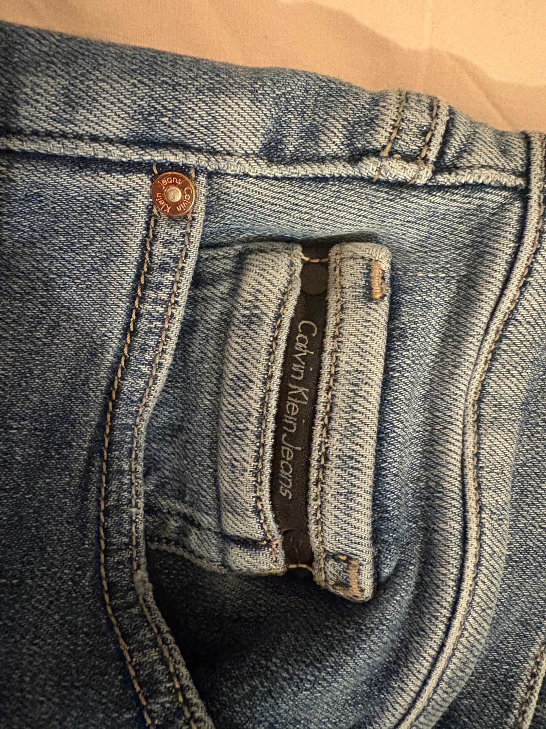 Blå Calvin Klein jeans med slitningar - 4