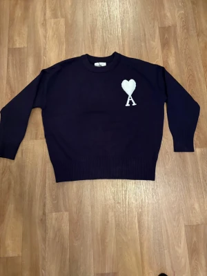 Ami Paris tröja  - Ami Paris tröja i storlek S       Bara att höra av sig vid funderingar 