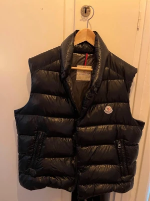 Moncler Tibb Svart - Höst/vinter-väst  - Moncler Väst i Strl 5 - motsvarande M/L  Varsamt använd och inget slitage.  Säljs då den ej används.   Nypris: 9.000-12.000 Mitt pris: 6500