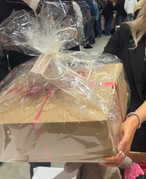 Presentlåda Flickvän - Köp årets julklapp, en Presentlåda åt din flickvän! Framtagen av tjejer, för tjejer. Innehåller bland annat en värmenalle, prefekt för att lindra mensvärk eller bara mysa med nu i vinter. 