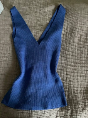 Blått linne från & other stories - Mysigt blått linne, går att klä upp och ner.