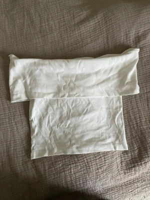 Vit bandeau tubtopp - Säljer en enkel och stilren vit bandeau tubtopp. Skrynklig på bilden annars jättefin.