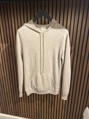 John Henric Kashmirhoodie - Beige/brun, använd några gånger men helt utan skavanker. Nypris 2700 mitt pris 1200💸! Kontakta för fler bilder!
