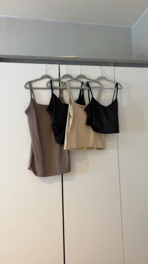 Tre linnetoppar i svart, beige och brun - Säljer tre stilrena linnetoppar med smala axelband. Storlek xs-s