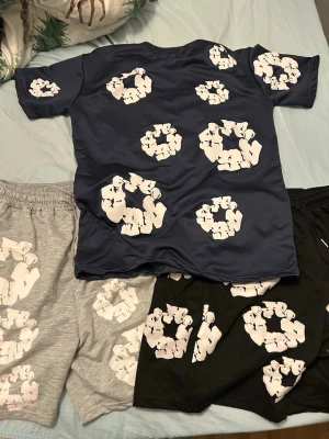 Denim tears kläder - Säljer två denim tears shorts med en t shirt allt är storlek M. Buda på