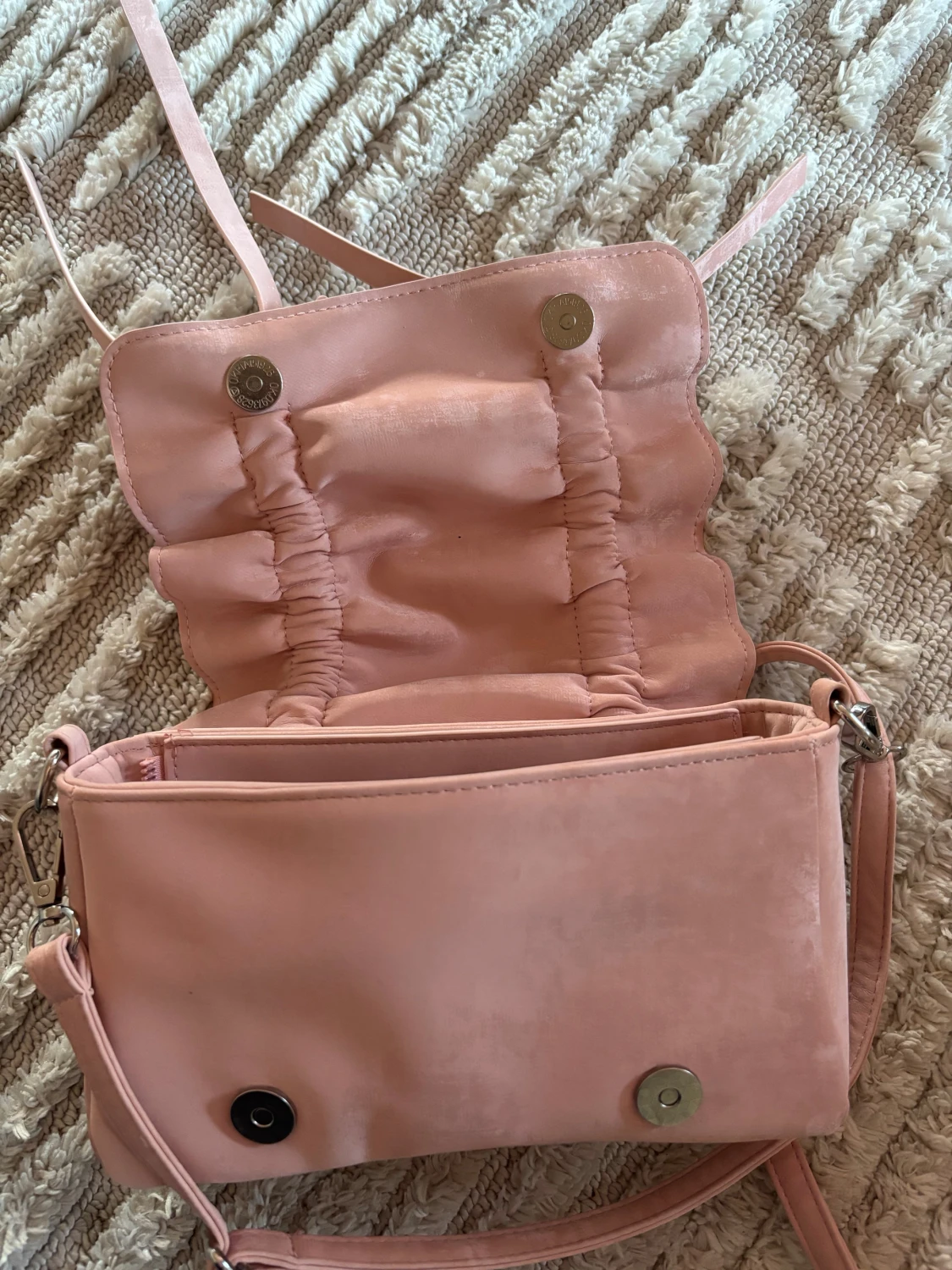 Rosa axelväska med rosetter - 1