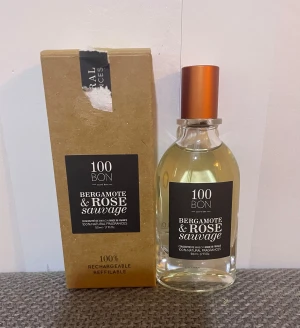 100BON Bergamote & Rose Sauvage - Naturlig parfym med fräscha vibbar. 50 ml flaska som är både påfyllningsbar och tillverkad i Frankrike. Perfekt för dig som vill ha något unikt och miljövänligt.