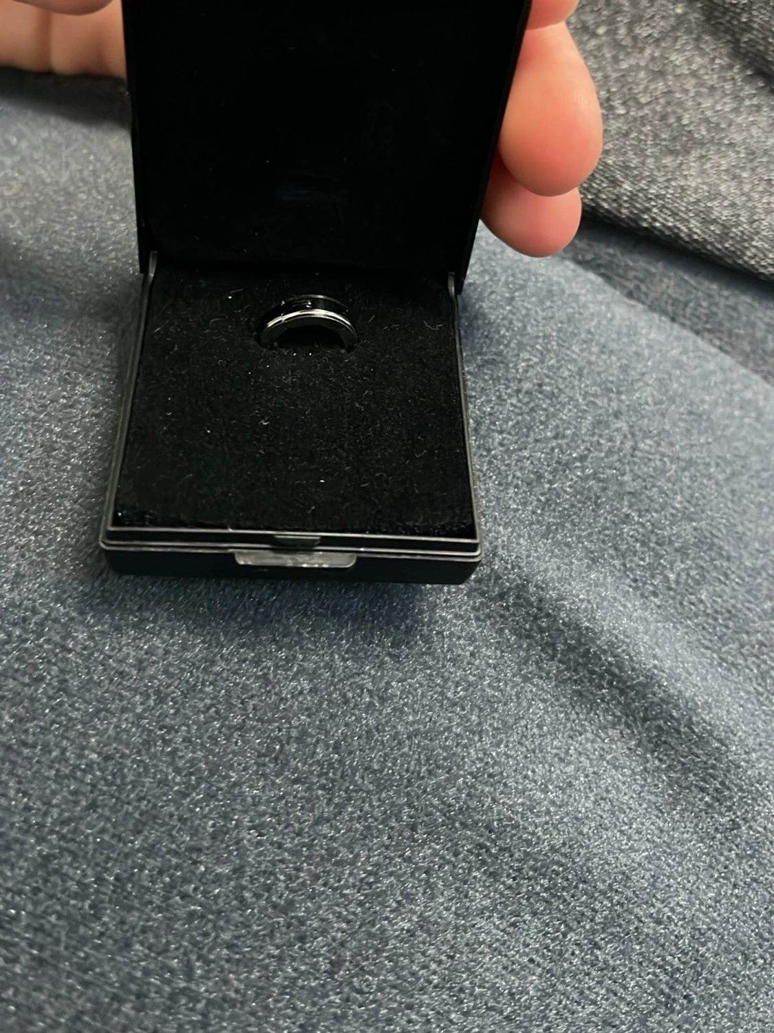 Ingen väst synlig på bilderna