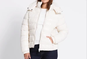 Vit dunjacka  - Säljer en snygg vit dunjcka från lager 157 i storlek XS, men passar även dig som brukar ha storlek S. Använd fåtal gånger och är i väldigt bra skick! Pris kan alltid diskuteras, skriv vid fler frågor och funderingar!!🩷🩷💛💛