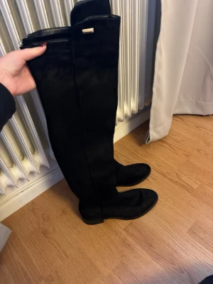Höga svarta mocka stövlar  - Säljer mina höga snygga mocka stövlar då de inte används längre, sköna och i fint skick!