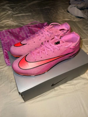 Nike Vapor 16 Elite FG - Nike Vapor 16 Elite FG.                                              Använda 1 gång då jag använder ett par likadana fast Superfly.                                                             Köpt på Unisport kvitto finns.