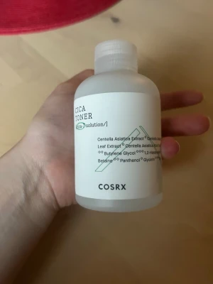 Hudvård  - En ansiktstoner från Cosrx som är endast använd 2 ggr, så det är väldigt mycket kvar. I princip ny Nypris: 194  