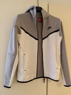 Nike tech hoodie - Nike zip hoodie i storlek S, säljs pga att kedjan är sönder nedtill. Kanske till någon händig som kan fixa det. 