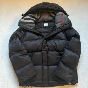 Burberry Puffer Jacka - Hej säljer min burberry jacka eftersom den är för liten för mig. Kvitto finns. Storlek S och jackan är 2 veckor gammal. Inga defekter alls förutom att sista knappen funkar inte. 