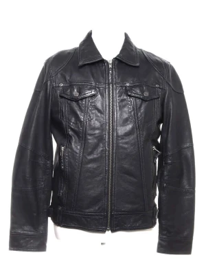 Svart skinnjacka från Jofama, strl 50 (Medium) - Svart skinnjacka från Jofama med klassisk krage, dragkedja framtill och två bröstfickor med knappar. Jackan har rutigt innerfoder och detaljerade sömmar på ärmarna. Perfekt för dig som gillar en cool och tidlös stil. Använd fåtal gånger så är fortfarande hel och fin:)