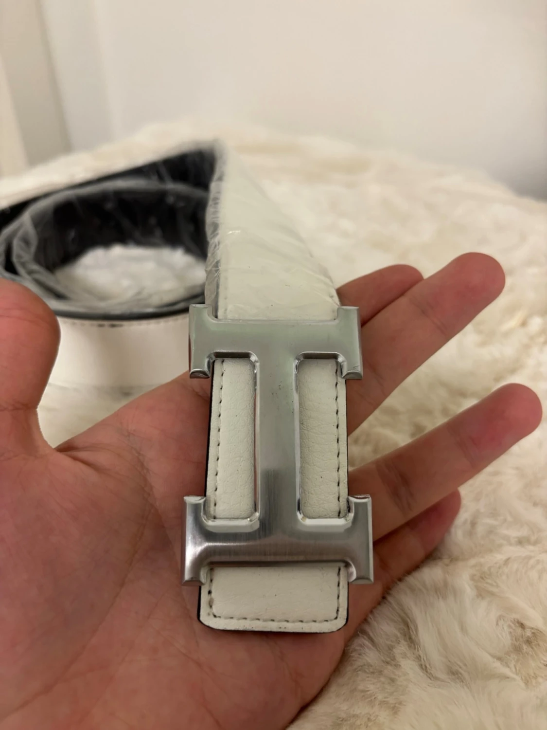 Vit skärp med silverspänne H - 3