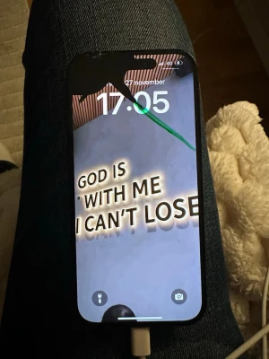 iPhone 15 128GB - Säljer en svart iPhone 15 med 128GB lagring. Telefonen fungerar bra men har en spricka i övre vänstra hörnet på skärmen och mindre slitage på baksidan. Uppdaterad till iOS 18.5. Perfekt för dig som vill ha en modern iPhone till ett bättre pris. Batteriprocent 92% funger felfritt trotssprickan