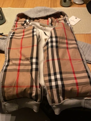 Burberry kofta  - Storlek S Burberry kofta. Den är i mycket bra skick och säljer eftersom den inte passar min stil längre. Hör av er vid frågor eller liknande! 