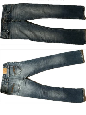 Blå jeans från Nudie Jeans - Snygga blå jeans från Nudie Jeans med klassiska orange sömmar och broderade bakfickor. Jeansen har en rak passform och är tillverkade i slitstarkt denim. Perfekta för dig som gillar en tidlös och avslappnad stil. Skulle säga att de är en större 36 alternativt mindre 38 i storleken! Nyskick! 