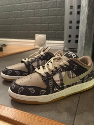 Nike SB Dunk Low x Travis Scott - Säljer nu mina använda Travis scott Dunk Low sneakers för ett rimligt pris. Skorna har jag tagit på mig ett par gånger. Endast seriösa köpare! Storlek : 42. Inget kvitto finns kvar! Pris kan diskuteras såklart pågrund av detta! En tygpåse ingår!!