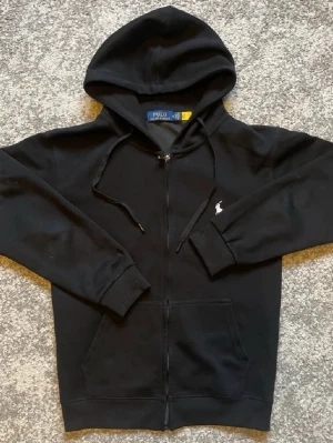 Svart Ralph lauren zip - Svart ralph lauren zip. Passar till allt. Perfekt alla årstider. Fint skicka bara fråga om funderingar! Priset är ej hugget i sten🙌🏻