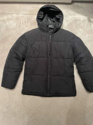 Lyle & scott vinterjacka - Pufferjacka från lyle and scott. Jackan är i mycket bra skick. Storleken är 14-15 år men jag skulle säga att den passar ungefär runt 170cm