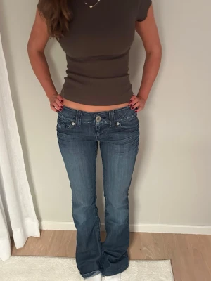 Mörkblå jeans  - Mörkblå jeand från GUESS i storlek S