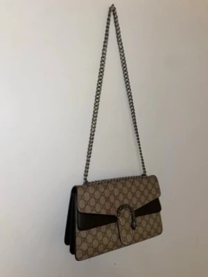 Unik handväska 🤎 - Säljer vidare denna snygga handväska i klassiskt monogram. Väskan är jättefin men dock trasig på framsidan, en bit som lossnat, kanske någon annan som har tid att fixa detta! ( se sista bild ) Annars är väskan i väldigt bra skick! 