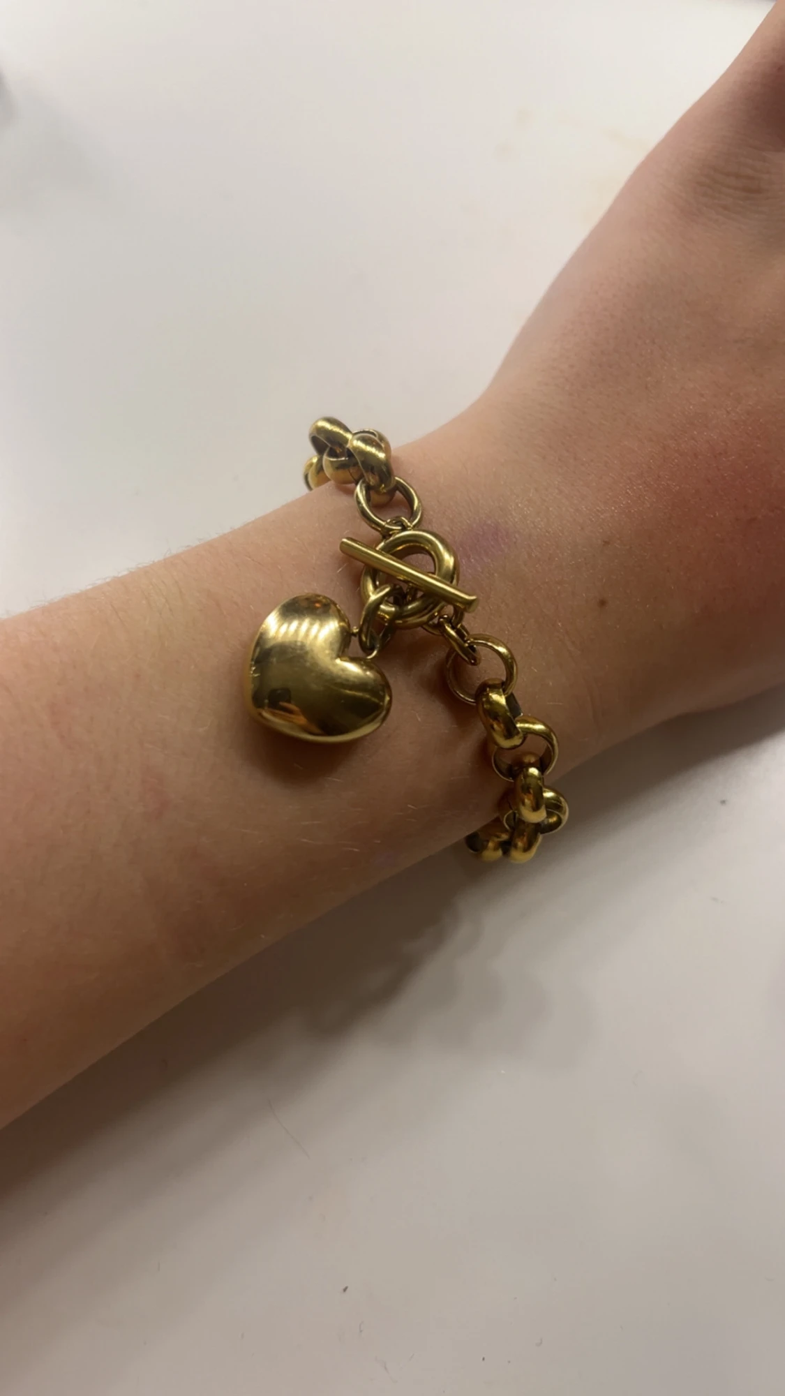 Guldarmband med hjärthänge