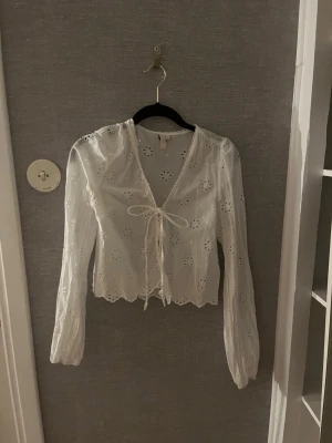 Blus ifrån Nelly💕 - Säljer denna helt oanvända blus ifrån Nelly💕 skriv gärna ifall du har någon fråga😊