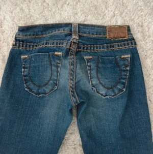 True Religion blå bootcut jeans - Suuuper lågmidjade vintage true religion jeans med bootcut i jättefint skick! 
