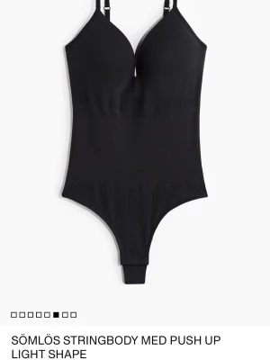 Hm body - Populär body från hm, slutsåld i alla storlekar💗Använd vid ett tillfälle endast, den är väldigt stretchig i materialet💗✨