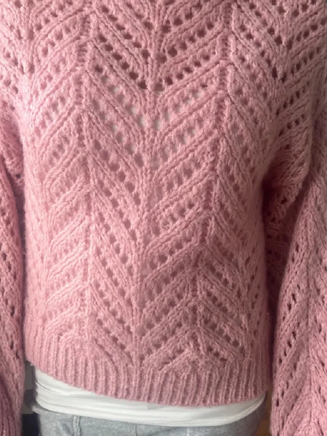 Rosa stickad tröja med hålmönster