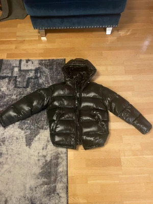 Mörkgrön pufferjacka från Zara S - Säljer en mörkgrön pufferjacka från Zara i storlek S. 