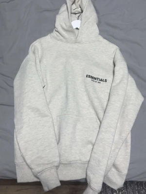  essentials fear of god  - Säljer min hoodie som är i väldigt bra skick + använts få gånger 