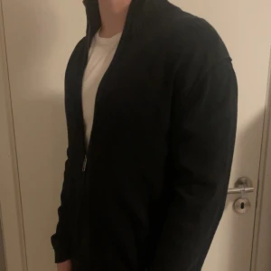 Ziptröja - Hej, säljer nu min riktigt snygga zip tröja. Tröjan är i mycket bra skick. Skriv gärna om ni har några funderingar! Modellen på bilden är 185