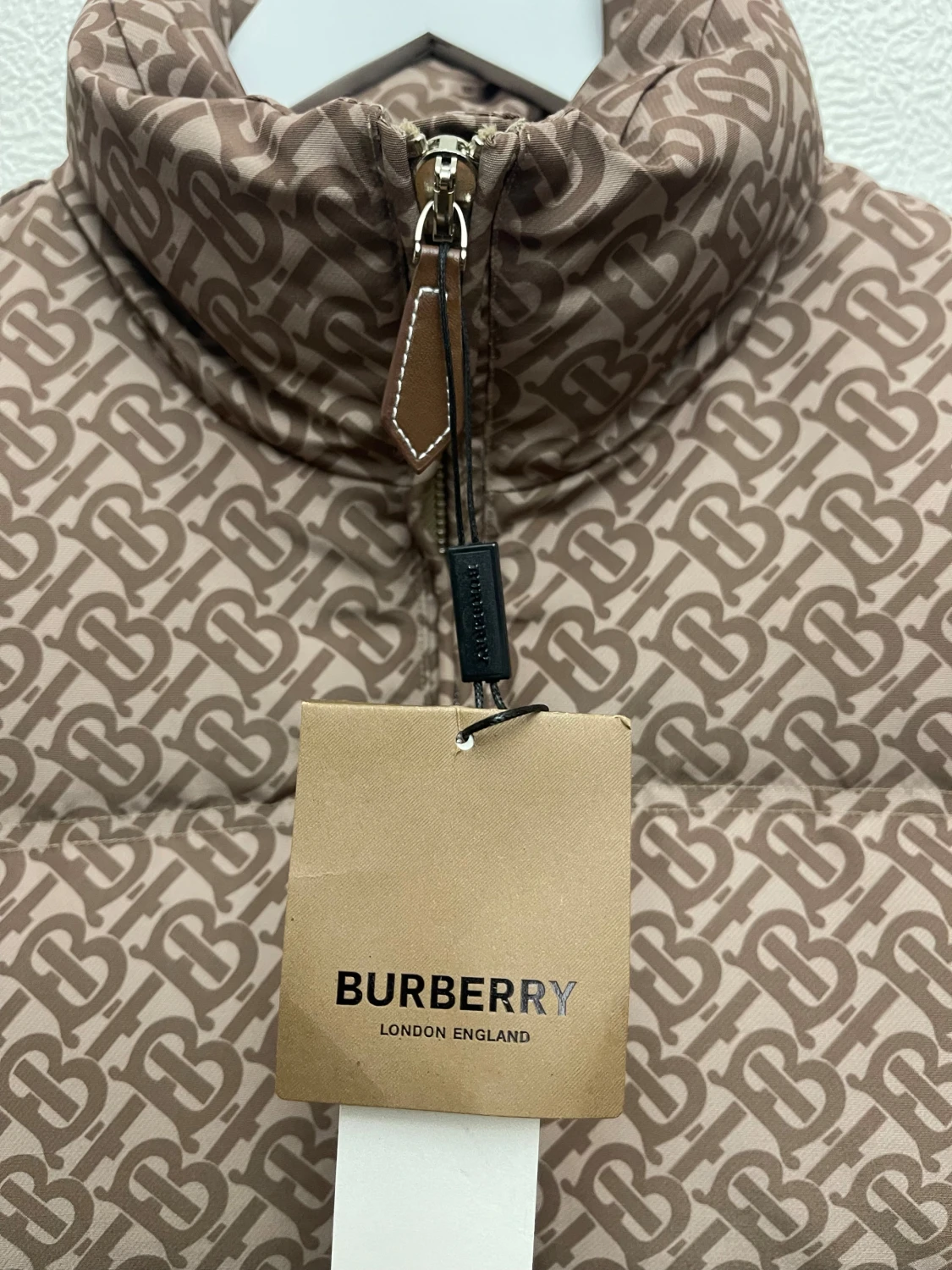 Beige dunväst från Burberry med monogram - 1
