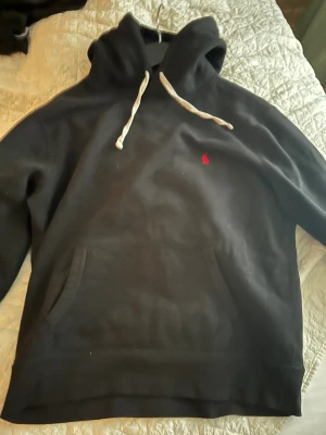  Ralph Lauren Hoodie Svart klassisk storlek m - Nypris 1500 Klassisk svart Ralph lauren  hoodie i storlek medium, passar till både killar och tjejer! 