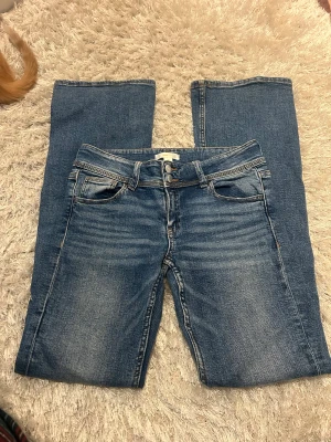 Blå jeans med pärldetaljer Gina Tricot - Snygga blå jeans från Gina Tricot i storlek 164💗