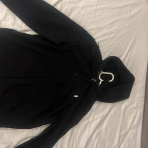Polo Ralph Lauren zip tröja  - Säljer min polo zip tröja som är nästan ny och knappt använd och är i ett riktigt bra skick.