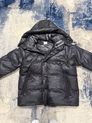 Burberry jacka / väst - Tja! Säljer denna as feta burberry jackan i nyskick. Jackan är aldrig använd. Inget kvitto finns! Storlek L, han på bild är 185cm, 75kg. Hör av er vid funderingar! Går att göra till väst!