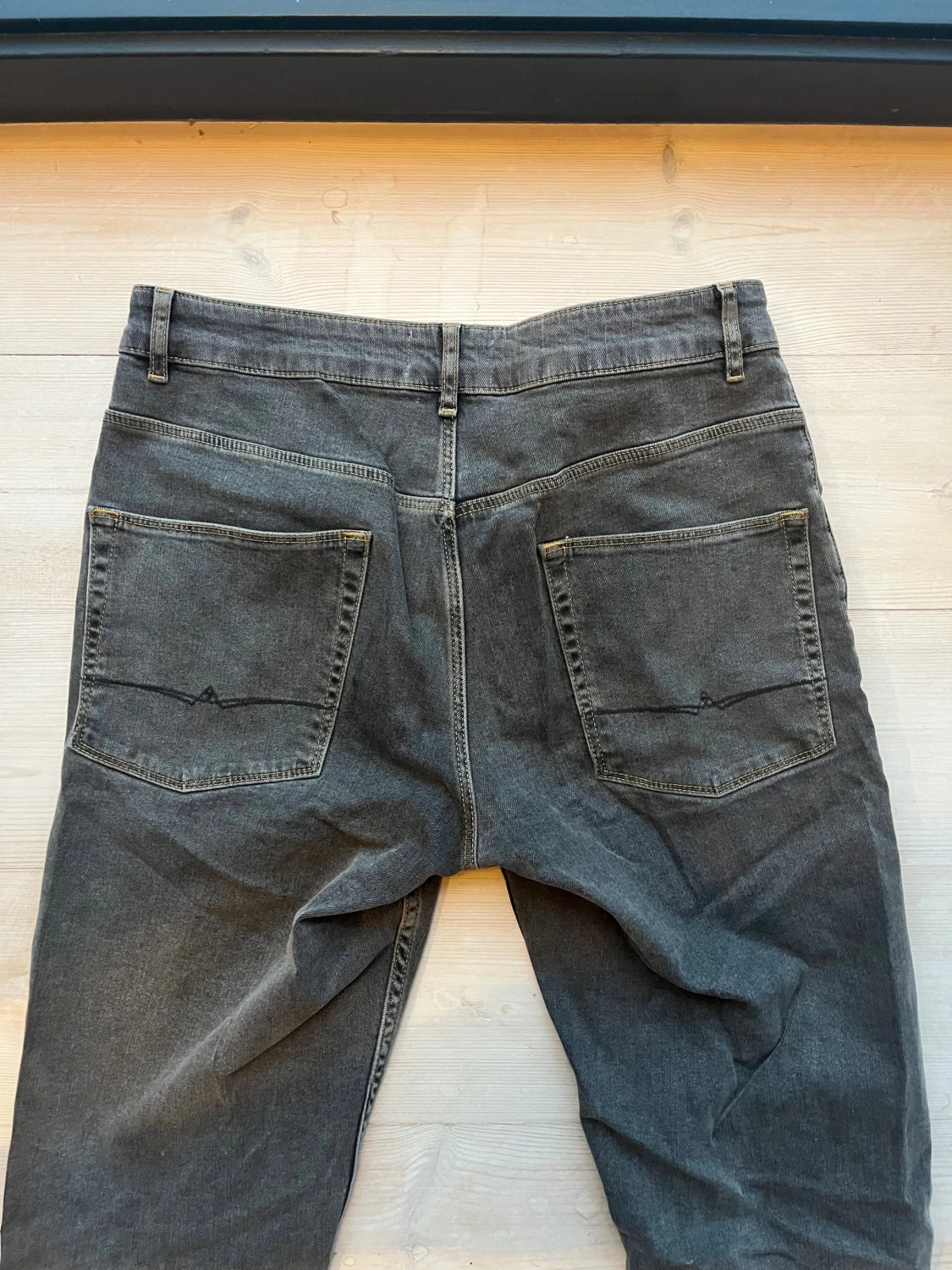 Mörkgrå jeans från ASOS Design W32 L34 - 2