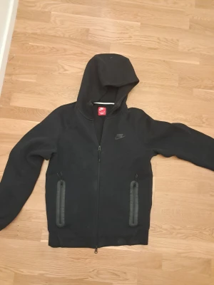 Nike Tech Fleece (S) - Säljer en Nike Tech Fleece i storlek S. Perfekt nu inför vintern❄️. Tröjan är i bra skick och säljs pga av lite användning. Nypris är ca 1500kr. Pris går att diskuteras.
