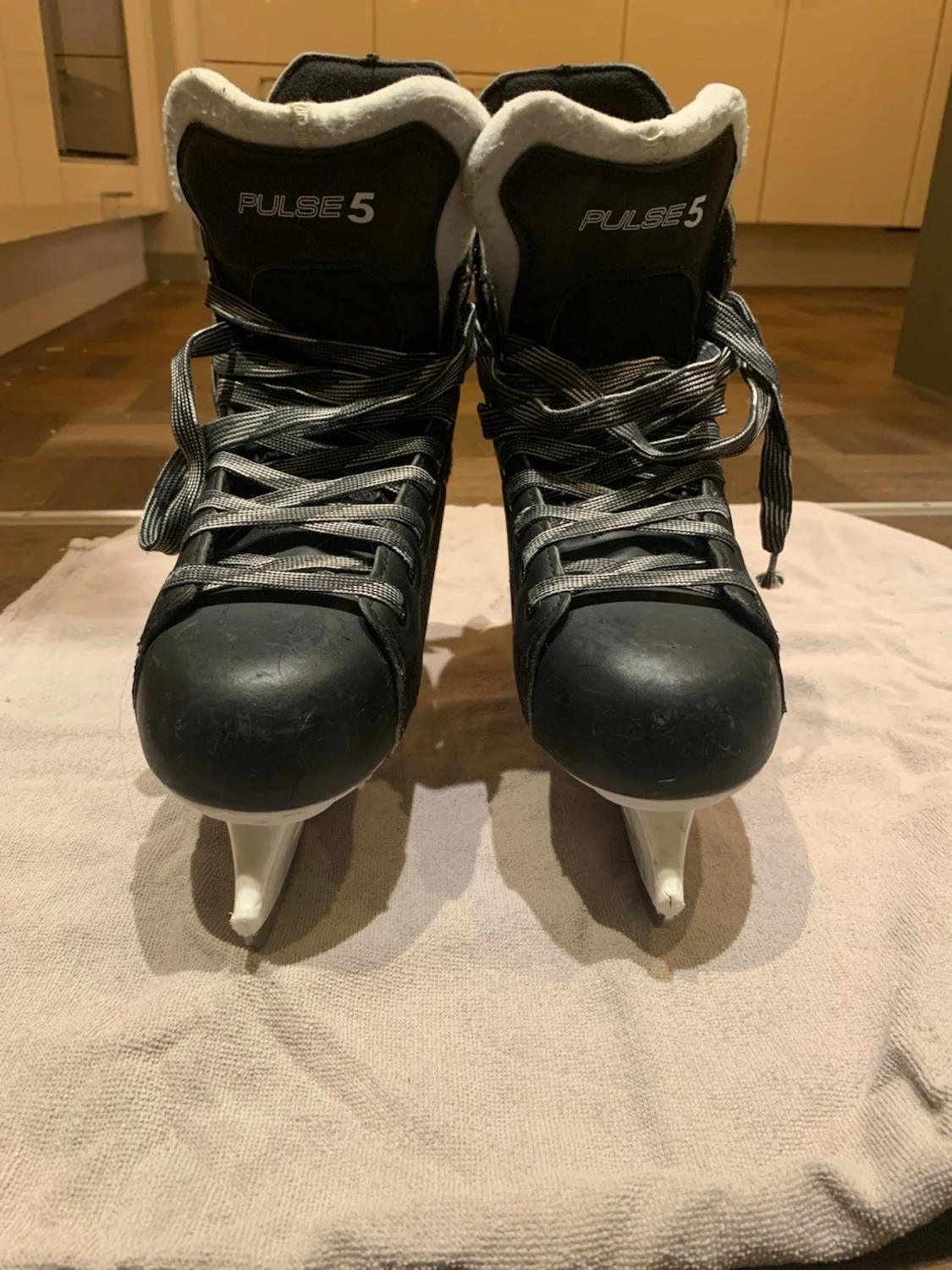 Svarta skridskor Pulse 5 strl 40 - 4